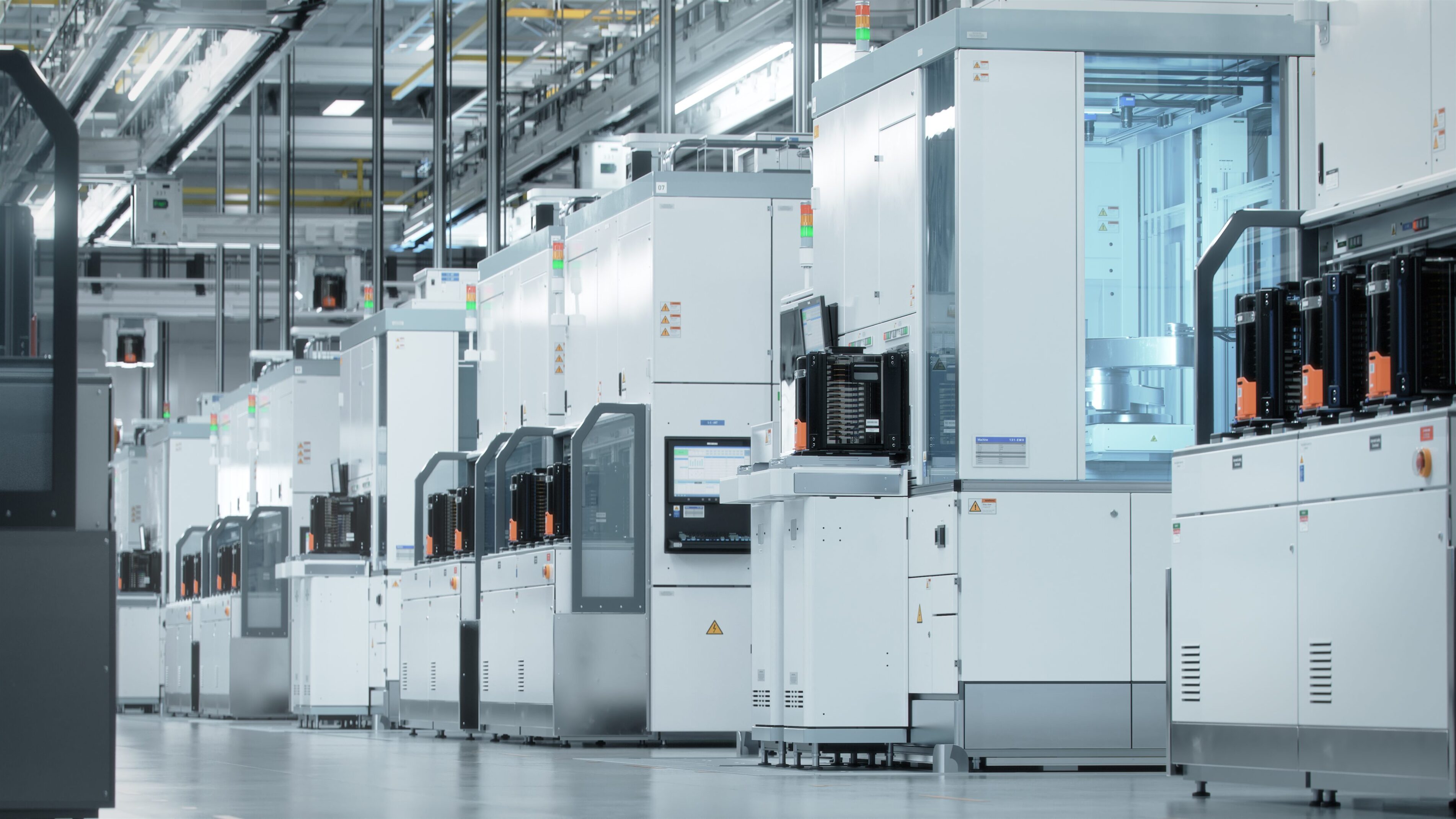 Wide,Shot,Of,Bright,Advanced,Semiconductor,Production,Fab,Cleanroom,With